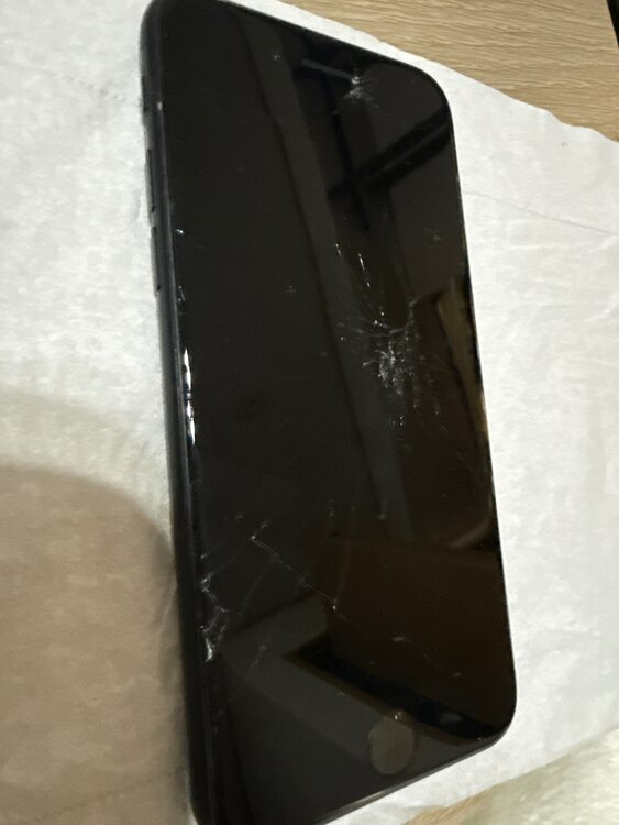 iPhoneSE（スマホ）の商品画像 - 査定依頼日：2025年4月1日 - 最高査定価格：4,700円