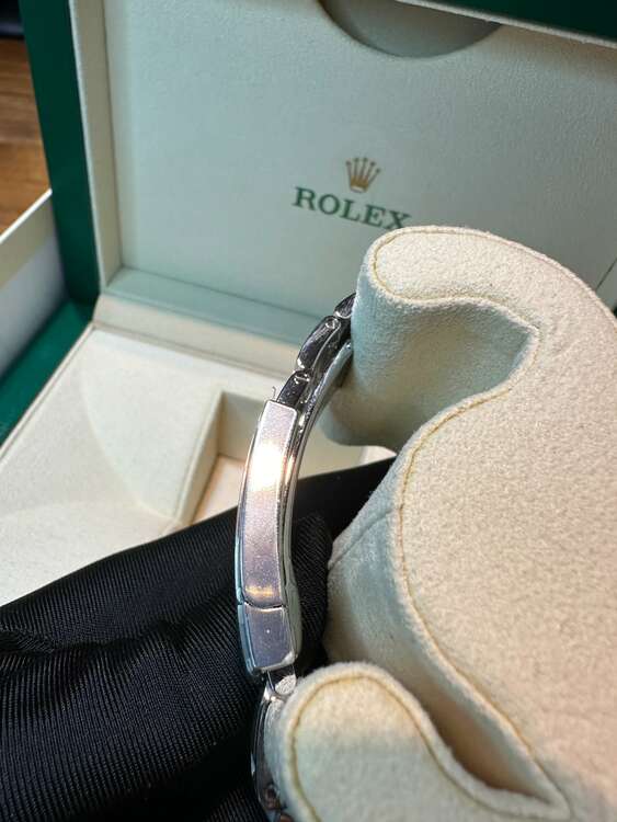 ロレックス パーペチュアル 126000（高級時計）の商品画像 - 査定依頼日：2025年2月6日 - 最高査定価格：1,500,000円