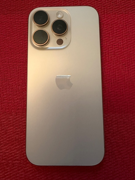 iPhone iPhone 16 Pro 1TB au（スマホ）の商品画像 - 査定依頼日：2026年6月10日 - 最高査定価格：136,000円