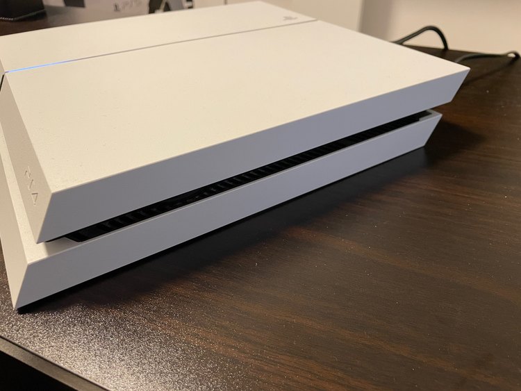 プレイステーション4本体 グレイシャー・ホワイト(HDD 500GB/CUH-1（ゲーム機本体・ゲームソフト）の商品画像 - 査定依頼日：2023年1月3日 - 最高査定価格：10,500円