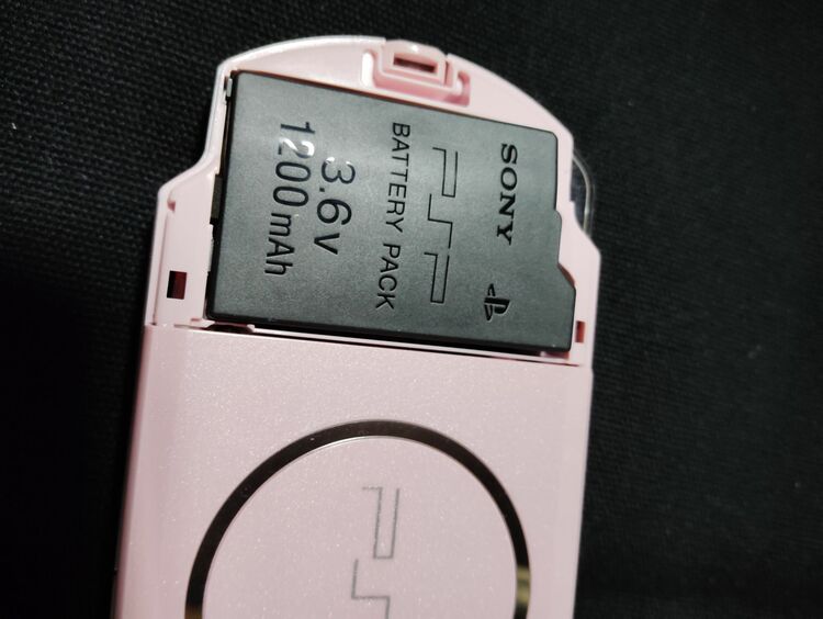 PSPピンク（ゲーム機本体・ゲームソフト）の商品画像 - 査定依頼日：2025年8月21日 - 最高査定価格：5,000円