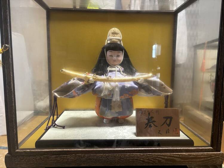 五月人形一式（三段飾り、兜、ケース入り5個）（美術品・骨董品）の商品画像 - 査定依頼日：2026年8月18日 - 最高査定価格：3,000円