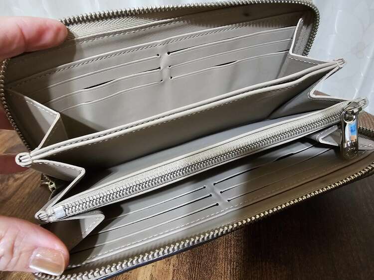 ジッピーウォレット（ブランド財布・小物）の商品画像 - 査定依頼日：2025年1月24日 - 最高査定価格：85,000円