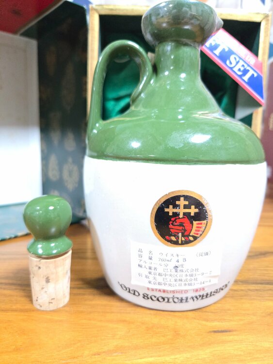 ベンネヴィス特級陶器デキャンタ 箱・冊子完備（お酒）の商品画像 - 査定依頼日：2026年8月13日 - 最高査定価格：3,000円