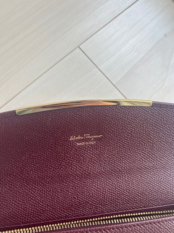 フェラガモ  （ブランドバッグ）の商品画像 - 査定依頼日：2025年5月28日 - 最高査定価格：12,000円