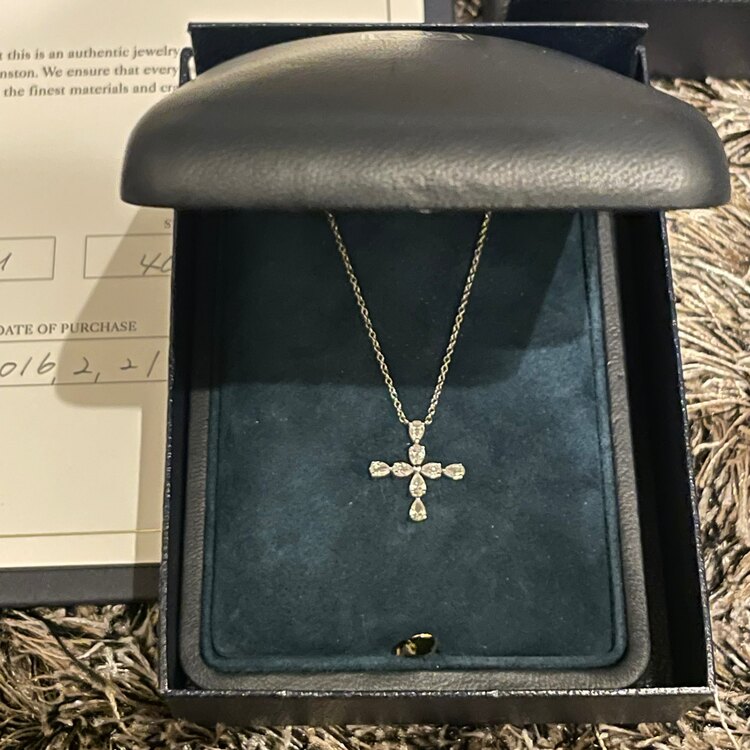 ハリーウィンストン ペアシェイプミニクロス ネックレス（金・貴金属）の商品画像 - 査定依頼日：2024年4月4日 - 最高査定価格：330,000円