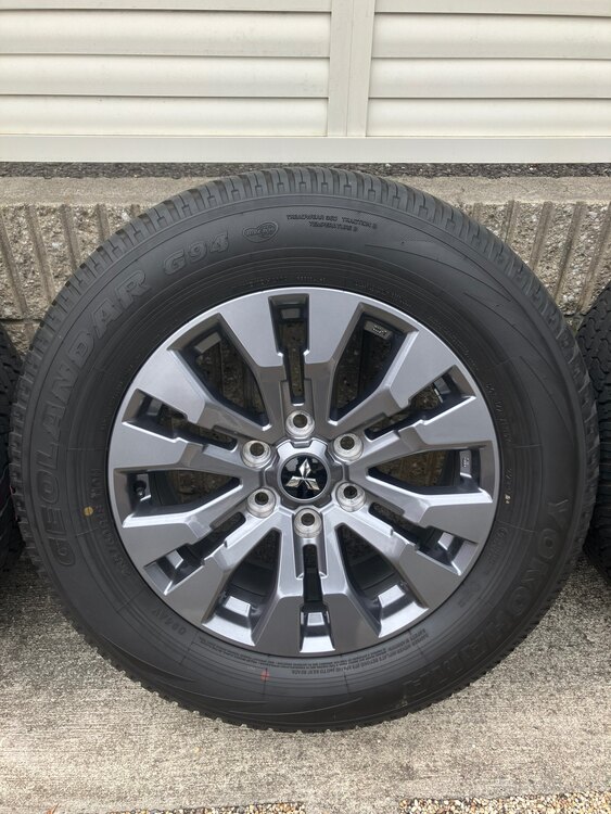 三菱トライトン　GLS純正ホイール・タイヤ(純正ナット付き)（カー用品）の商品画像 - 査定依頼日：2025年4月19日 - 最高査定価格：15,000円