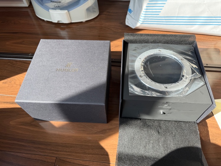 ウブロ クラシックフュージョン ウブロ クラシック・フュージョン アエロ・フュージョン ムーンフェイズ チタニウム ダイヤモンド（高級時計）の商品画像 - 査定依頼日：2025年8月7日 - 最高査定価格：1,800,000円