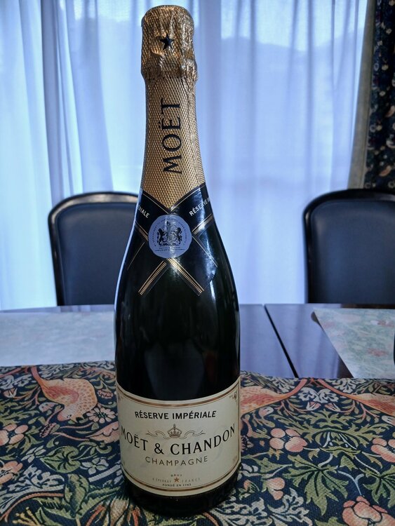 シャンパン モエ・エ・シャンドン（お酒）の商品画像 - 査定依頼日：2026年8月30日 - 最高査定価格：1,000円
