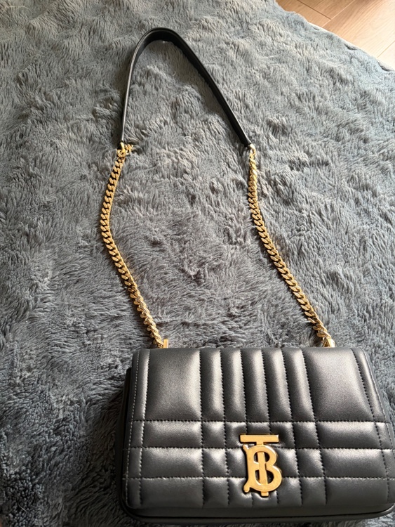 バーバリー TBロゴ スモール ローラ チェーン ショルダーバッグ キルティング（ブランドバッグ）の商品画像 - 査定依頼日：2026年2月23日 - 最高査定価格：6,000円