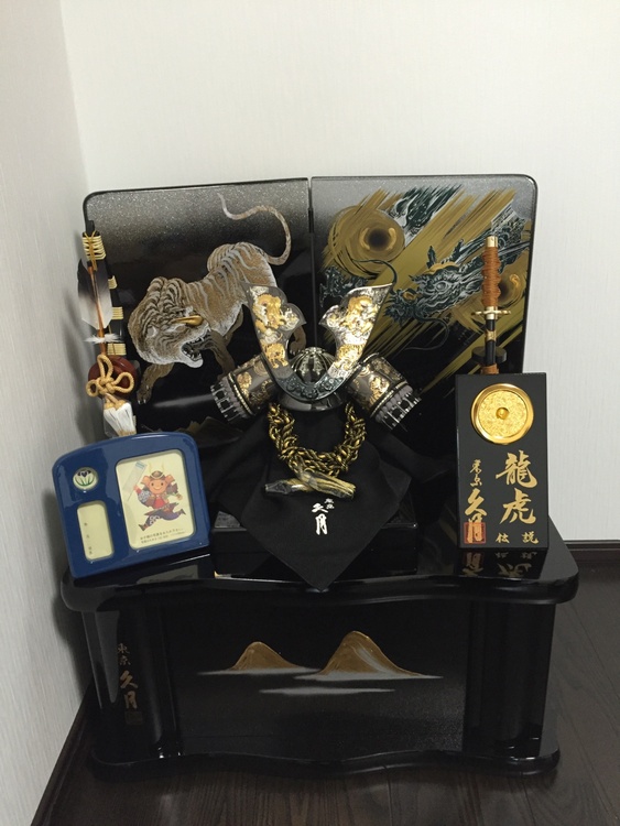 久月　兜収納飾り　龍虎伝説　銀嶺（美術品・骨董品）の商品画像 - 査定依頼日：2026年3月12日 - 最高査定価格：100,000円