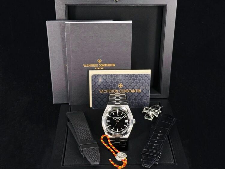 ヴァシュロン コンスタンタン オーヴァーシーズ 4500v（高級時計）の商品画像 - 査定依頼日：2025年9月24日 - 最高査定価格：3,200,000円