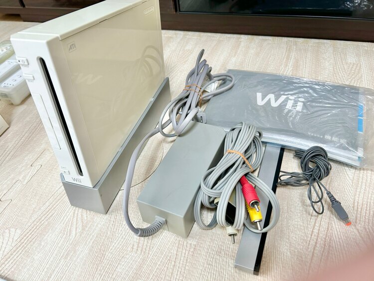 Nintendo Wii本体とコントローラーとソフト６本（ゲーム機本体・ゲームソフト）の商品画像 - 査定依頼日：2025年3月30日 - 最高査定価格：3,500円
