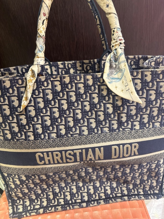 DIORブックトート　キャンバス　ラージ（ブランドバッグ）の商品画像 - 査定依頼日：2025年9月23日 - 最高査定価格：110,000円