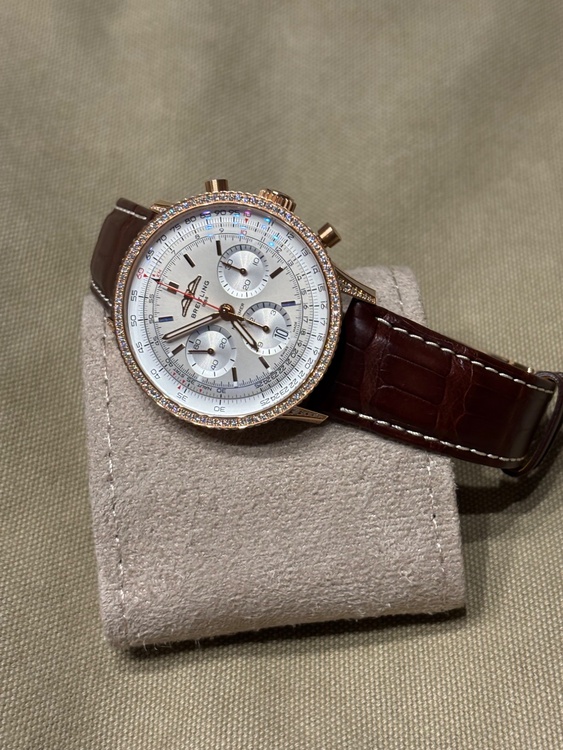 ブライトリング ナビタイマー （高級時計）の商品画像 - 査定依頼日：2025年12月10日 - 最高査定価格：1,400,000円