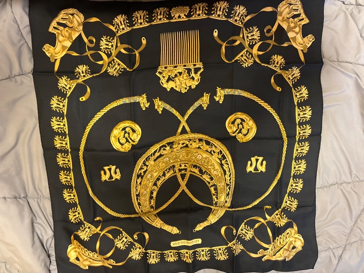 シルクスカーフ（古着・ファッション）の商品画像 - 査定依頼日：2026年4月18日 - 最高査定価格：100,000円