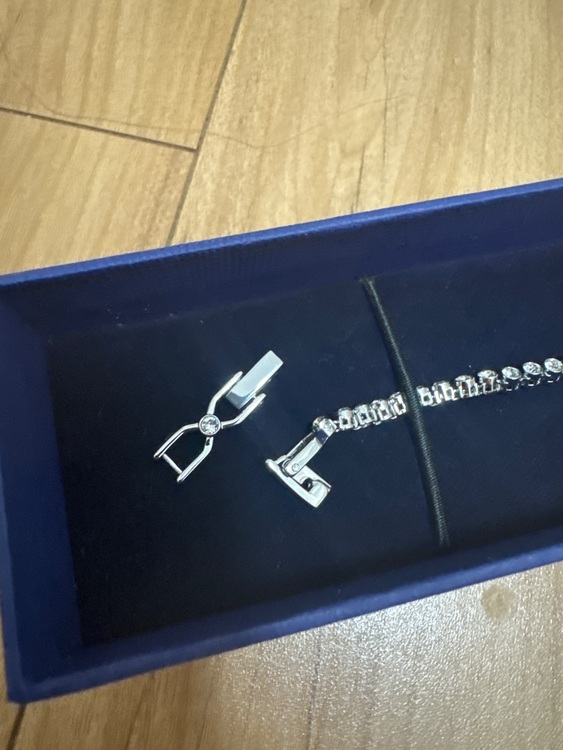 スワロフスキー　ブレスレット（金・貴金属）の商品画像 - 査定依頼日：2025年9月24日 - 最高査定価格：1,000円