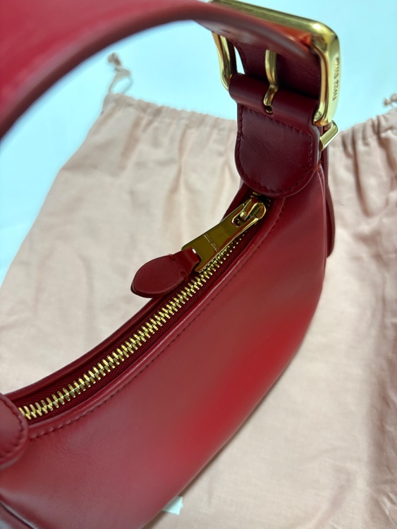 ミュウミュウ  （ブランドバッグ）の商品画像 - 査定依頼日：2025年12月20日 - 最高査定価格：170,000円