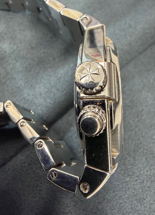 ヴァシュロン コンスタンタン オーヴァーシーズ 47450 B01A-922（高級時計）の商品画像 - 査定依頼日：2026年1月20日 - 最高査定価格：2,000,000円