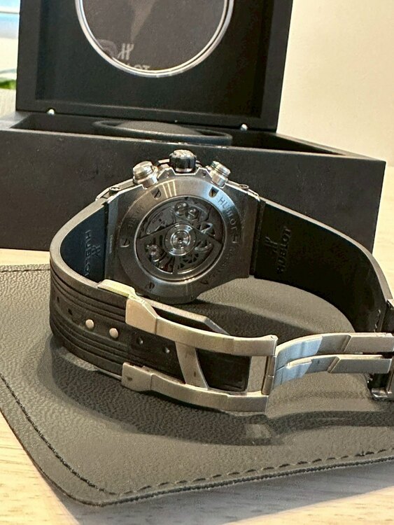 ウブロ ビックバン ウニコブラックセラミックべぜ（高級時計）の商品画像 - 査定依頼日：2025年5月24日 - 最高査定価格：1,230,000円