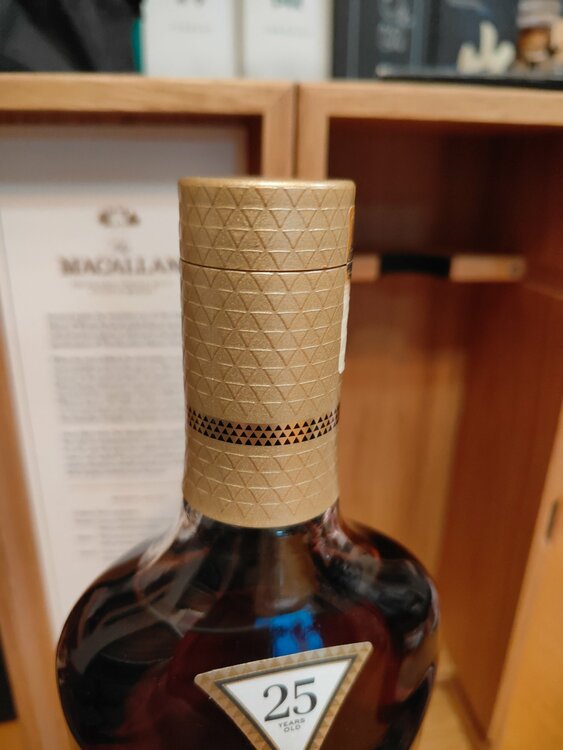 マッカラン25年2019瓶詰め（お酒）の商品画像 - 査定依頼日：2026年5月23日 - 最高査定価格：180,000円