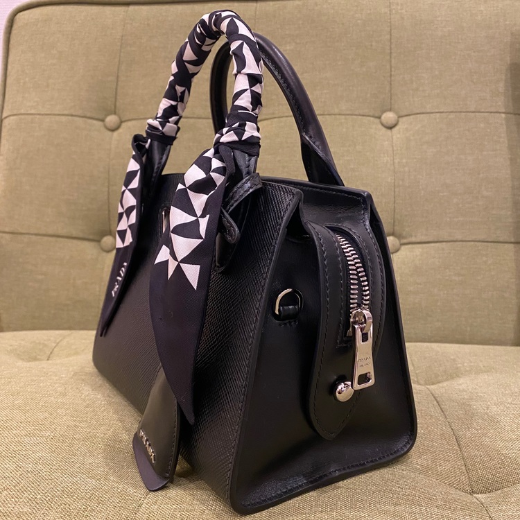 プラダ サフィアーノキュイール レザー 2WAYハンドバッグ ブラック 1BA2（ブランドバッグ）の商品画像 - 査定依頼日：2022年7月28日 - 最高査定価格：80,000円