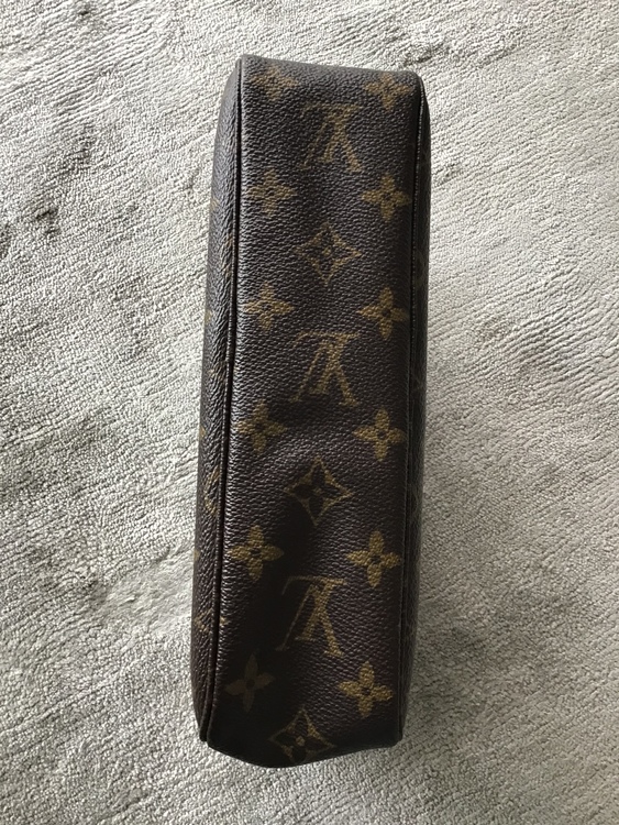 化粧ポーチ（ブランドバッグ）の商品画像 - 査定依頼日：2022年5月7日 - 最高査定価格：15,000円