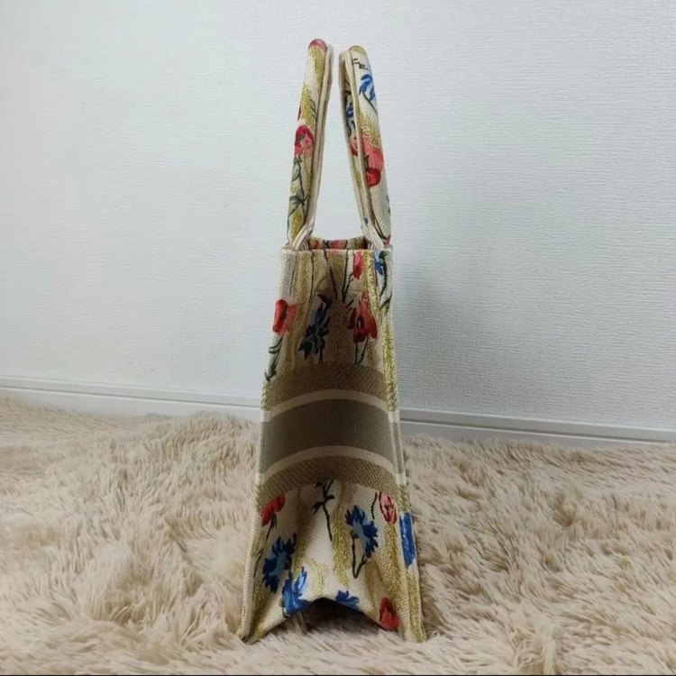 ブックトート 花柄（ブランドバッグ）の商品画像 - 査定依頼日：2023年9月1日 - 最高査定価格：300,000円