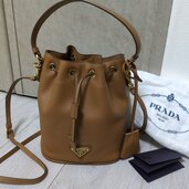 PRADA プラダ Re-Edition 1978 バケットバッグ レザー（ブランドバッグ）の商品画像 - 査定依頼日：2026年2月18日 - 最高査定価格：180,000円