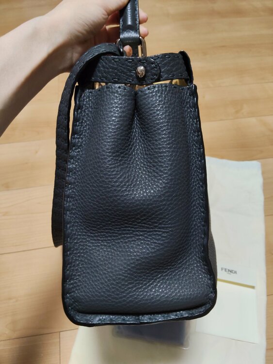 PEEKABOO REGULAR CUOIO ROMA BICOLORE（ブランドバッグ）の商品画像 - 査定依頼日：2026年10月1日 - 最高査定価格：220,000円