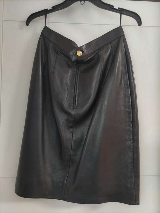 レザースカート（古着・ファッション）の商品画像 - 査定依頼日：2024年2月26日 - 最高査定価格：16,000円
