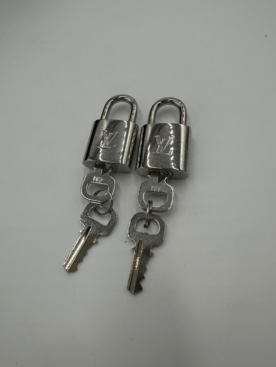  オーバーナイト ノワール タイガ シルバー金具 （ブランドバッグ）の商品画像 - 査定依頼日：2025年5月22日 - 最高査定価格：40,000円