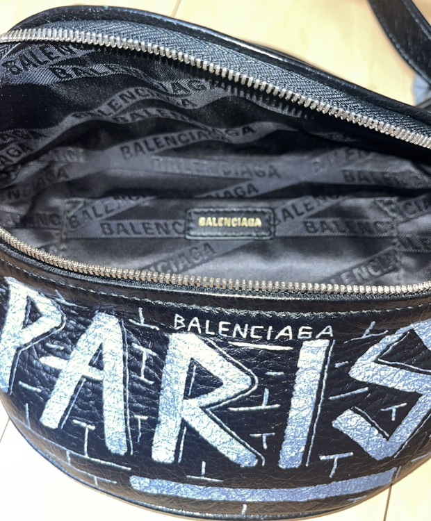 バレンシアガ グラフィティ「PARIS」ベルトバッグ（ブランドバッグ）の商品画像 - 査定依頼日：2026年9月25日 - 最高査定価格：60,000円
