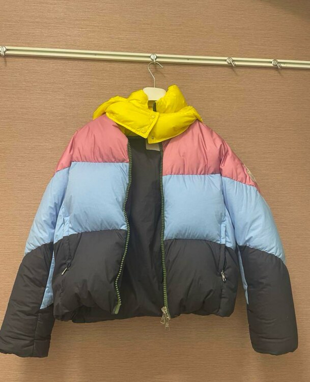 モンクレール JW Anderson コレクション マルチカラー ダウン（古着・ファッション）の商品画像 - 査定依頼日：2024年12月3日 - 最高査定価格：40,000円