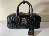 ミュウミュウ  （ブランドバッグ）の商品画像 - 査定依頼日：2025年7月28日 - 最高査定価格：270,000円