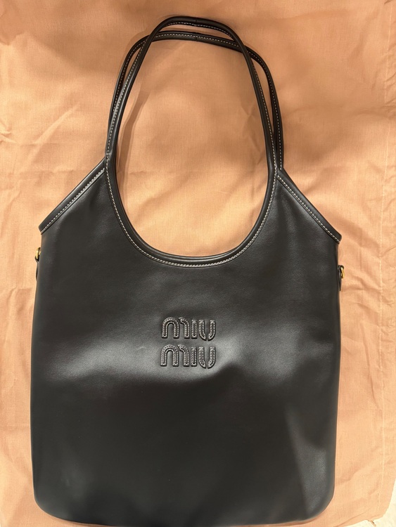 ミュウミュウ  （ブランドバッグ）の商品画像 - 査定依頼日：2025年7月15日 - 最高査定価格：180,000円