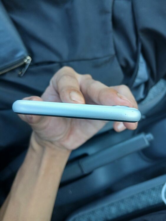 iPhoneSE第2世代 64GB（スマホ）の商品画像 - 査定依頼日：2025年10月1日 - 最高査定価格：10,000円