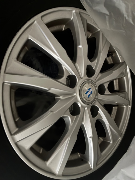 スタットレスタイヤ　ホイール付き（カー用品）の商品画像 - 査定依頼日：2025年10月1日 - 最高査定価格：8,000円