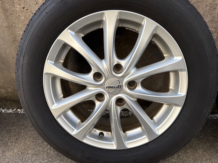 205/60R16 タイヤホイールセット（カー用品）の商品画像 - 査定依頼日：2026年4月11日 - 最高査定価格：10,000円