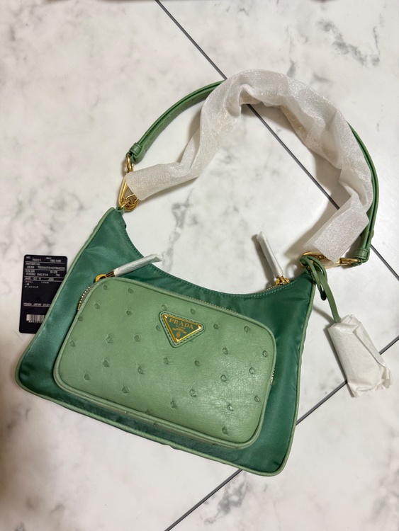 プラダ　RE-NYLON オーストリッチ ショルダー1BC198（ブランドバッグ）の商品画像 - 査定依頼日：2025年12月21日 - 最高査定価格：100,000円