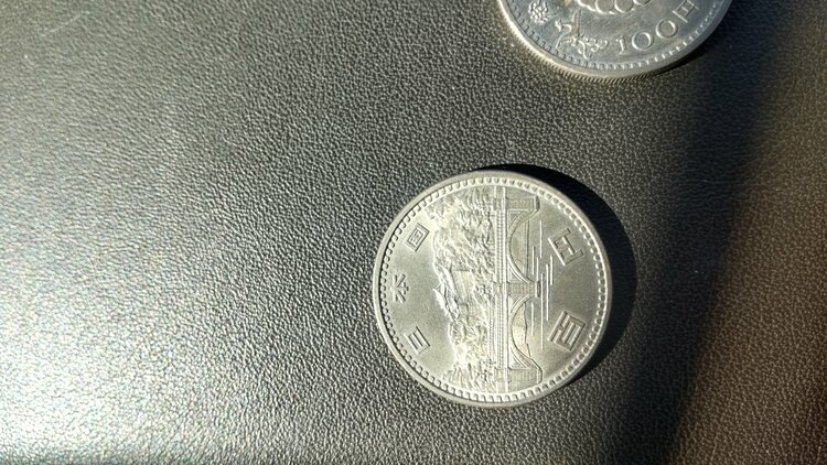 御即位記念硬貨平成2年500円2枚、100円２枚　昭和50年エキスポ沖縄記念10（チケット・金券）の商品画像 - 査定依頼日：2026年1月23日 - 最高査定価格：2,500円