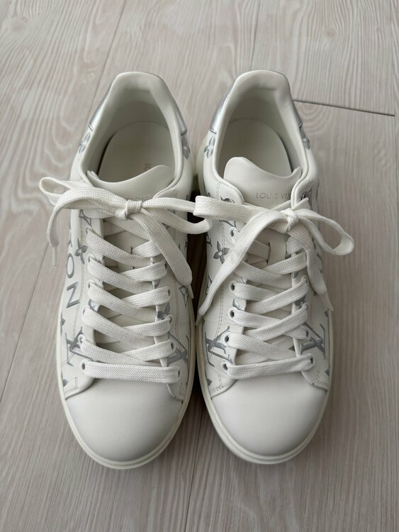 タイムアウトライン スニーカー　ホワイト/シルバー（ブランド財布・小物）の商品画像 - 査定依頼日：2026年3月27日 - 最高査定価格：16,000円