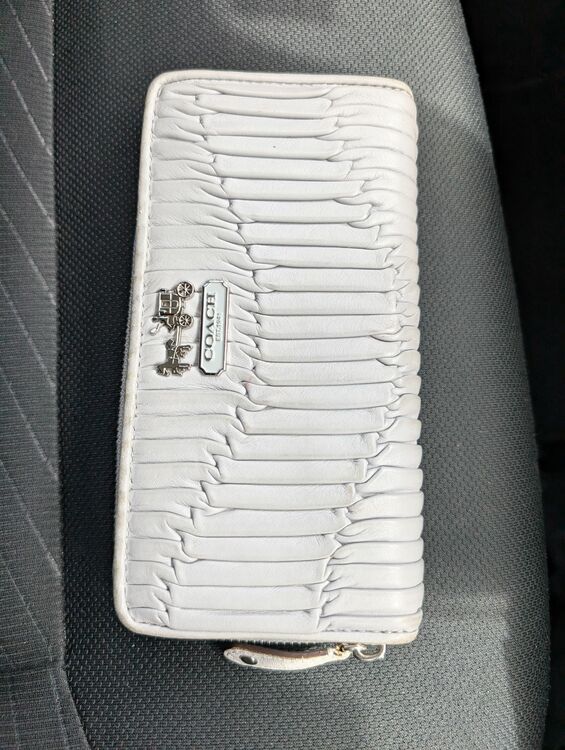 COACH コーチ 長財布 ラウンドジップ マディソン ギャザー アコーディオン（ブランド財布・小物）の商品画像 - 査定依頼日：2025年9月19日 - 最高査定価格：2,500円