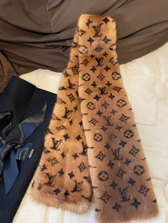 ミンクマフラー（ブランド財布・小物）の商品画像 - 査定依頼日：2025年11月16日 - 最高査定価格：450,000円