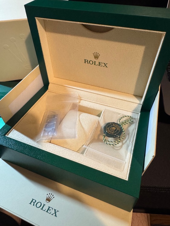 ロレックス GMTマスター 126710BLNR（高級時計）の商品画像 - 査定依頼日：2025年10月26日 - 最高査定価格：2,580,000円