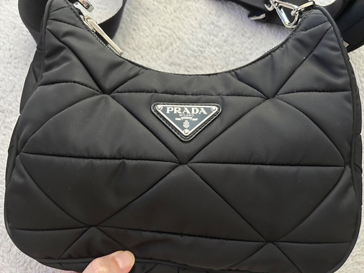 PRADA　Re-Nylon　パデットバッグ（ブランドバッグ）の商品画像 - 査定依頼日：2025年6月20日 - 最高査定価格：180,000円