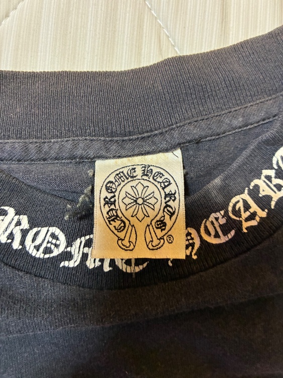 【ブランド】CHROME HEARTS（クロムハーツ） 【アイテム】半袖ポケットTシャツ／ネックロゴ・スクロールロゴ 【カラー】ブラック 【サイズ】S 【素材】COTTON 100%（古着・ファッション）の商品画像 - 査定依頼日：2026年8月25日 - 最高査定価格：20,000円
