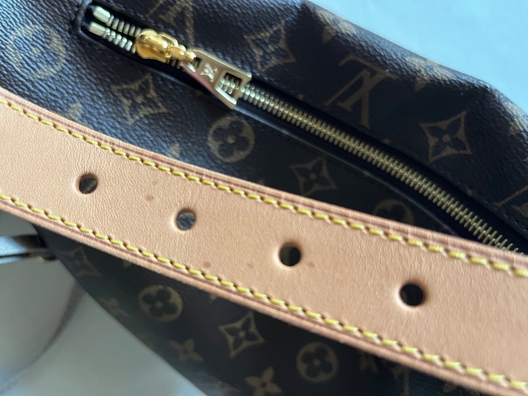 バムバッグ（ブランドバッグ）の商品画像 - 査定依頼日：2025年8月4日 - 最高査定価格：250,000円