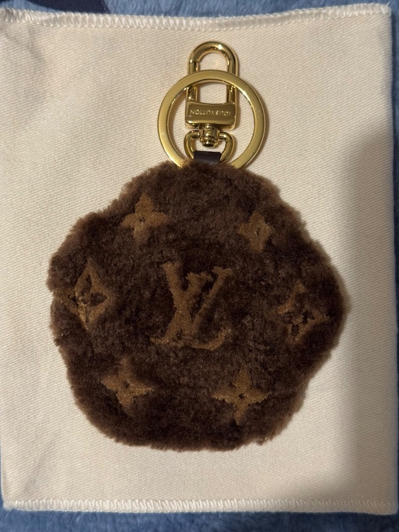 LV パウ」。犬の足跡デザイン 『新品未使用』 M02292（ブランド財布・小物）の商品画像 - 査定依頼日：2025年12月8日 - 最高査定価格：65,000円