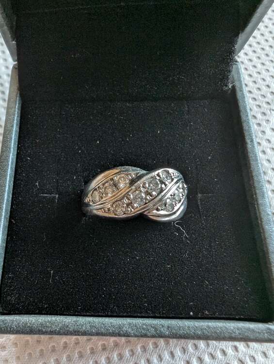 プラチナ　ダイヤ　リング（金・貴金属）の商品画像 - 査定依頼日：2025年5月28日 - 最高査定価格：300,000円